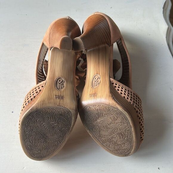 Women's Perforated Leather Platform Peep-Toe Heeled Sandals - Tan EUC Size 9M - Picture 14 of 16